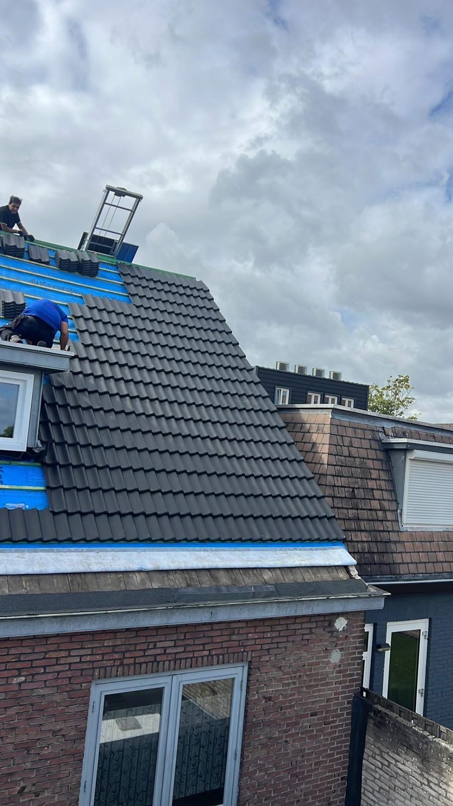 Dakrenovatie met nieuwe onderdakfolie en antraciet dakpannen